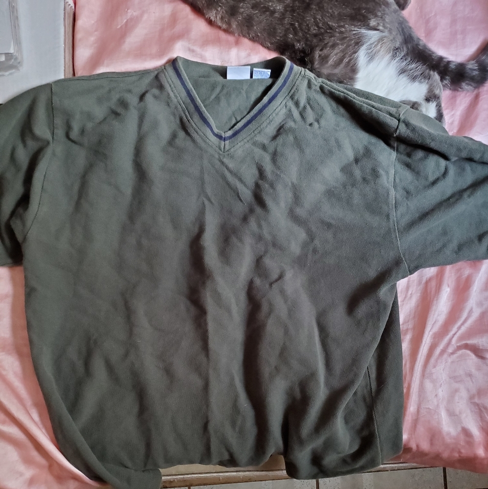 🌍 3 for  $15 Green Short Sleeve V-neck Shirt